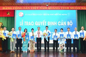 Lãnh đạo UBND TPHCM trao quyết định bổ nhiệm lãnh đạo các đơn vị sự nghiệp thuộc UBND TPHCM. Ảnh: VIỆT DŨNG