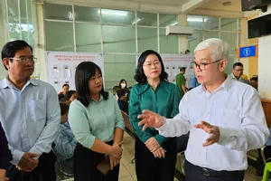 Đồng chí Nguyễn Văn Lợi trao đổi với lãnh đạo phường Đông Hưng Thuận tại Trung tâm Phục vụ hành chính công của phường. Ảnh: NGÔ BÌNH