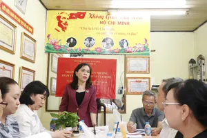 Bí thư Đảng ủy phường Xuân Hòa đến cơ sở giải quyết kiến nghị của khu phố