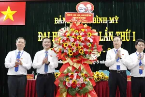 Đồng chí Phạm Thành Kiên tặng hoa của Thành ủy - HĐND - UBND - Ủy ban MTTQ Việt Nam TPHCM chúc mừng đại hội