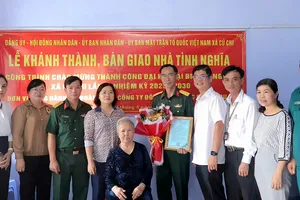 Xã Củ Chi bàn giao nhà tình nghĩa cho con của Mẹ Việt Nam Anh hùng Nguyễn Thị Lắng