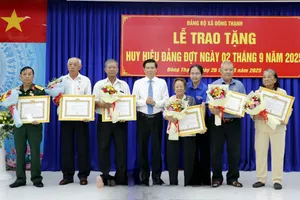 Lãnh đạo TPHCM trao Huy hiệu đảng đến đảng viên vùng đất 18 thôn Vườn trầu