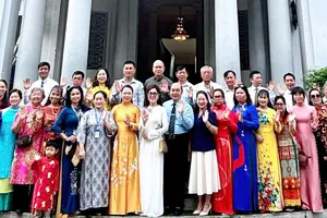 Hoàn thiện chính sách thu hút nguồn lực người Việt Nam ở nước ngoài