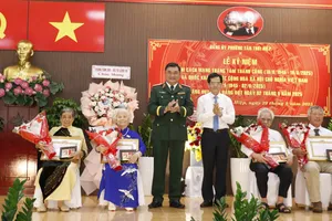 Đồng chí Lê Xuân Thế và đồng chí Dương Trọng Hiếu trao Huy hiệu Đảng đến đảng viên phường Tân Thới Hiệp