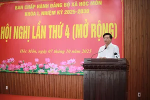 Đồng chí Trần Văn Tuấn phát biểu chỉ đạo tại hội nghị Ban Chấp hành Đảng bộ xã Hóc Môn lần thứ 4 (mở rộng)