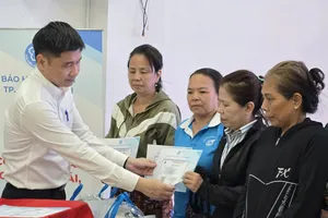 Tặng hơn 400 thẻ bảo hiểm y tế trị giá trên 560 triệu đồng cho hội viên phụ nữ