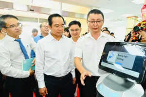 Chủ tịch UBND TPHCM đi metro đến dự lễ ra mắt Trung tâm Phục vụ hành chính công TPHCM