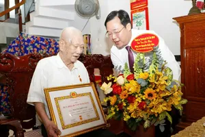 Đồng chí Lê Quốc Phong trao Huy hiệu 80 năm tuổi Đảng đến đồng chí Nguyễn Kiến Văn