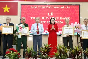 Đảng viên cao tuổi Đảng là tấm gương sáng về công tác dân vận