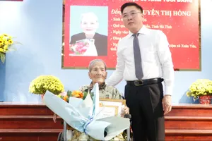 27 đảng viên phường Thới An nhận Huy hiệu Đảng đợt 3-2 