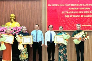 Phường An Phú Đông và phường Tam Thắng: Trao Huy hiệu Đảng đợt Ngày 3-2 đến 115 đảng viên