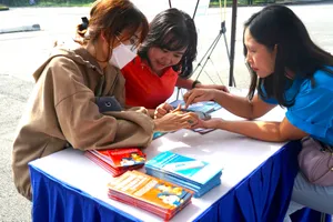 Chuyên viên BHXH TPHCM tuyên truyền chính sách BHXH, BHYT đến người dân