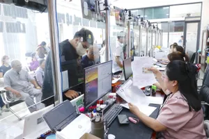 Công chức Trung tâm Phục vụ hành chính công xã Bà Điểm giải quyết hồ sơ cho người dân