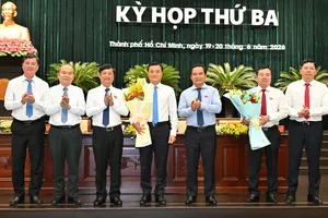 Chủ tịch UBND TPHCM Nguyễn Văn Được cùng Chủ tịch HĐND TPHCM Võ Văn Minh cùng các đại biểu tặng hoa cảm ơn đồng chí Bùi Xuân Cường và đồng chí Nguyễn Văn Đồng. Ảnh: VIỆT DŨNG