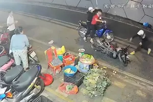 Điều tra nhóm người mang hung khí rượt đuổi, đập phá xe máy ở TPHCM