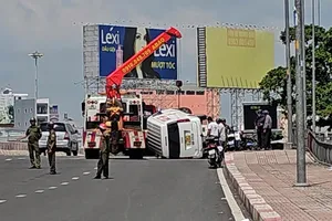 Làm rõ nguyên nhân ô tô lật trên cầu An Lạc, tài xế nhảy xuống kênh