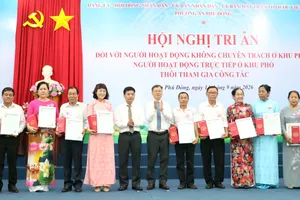 Lãnh đạo phường An Phú Đông tặng quà tri ân người hoạt động không chuyên trách ở khu phố thôi công tác