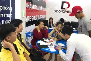 Khách mua hàng tại cửa hàng mới của Di Động Việt