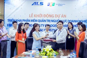 Đại diện FPT IS và ALS  ký bản kế hoạch triển khai dự án