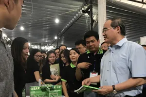 Đồng chí Bí thư Thành uỷ Nguyễn Thiện Nhân và Phó Chủ tịch Thường trực UBND TPHCM Lê Thanh Liêm tham quan  khu trưng bày, giới thiệu của cộng đồng khởi nghiệp