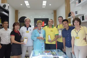 Khách hàng của Minh Tuấn Mobile Đà Lạt không chỉ khách quen mà còn du khác quốc tế