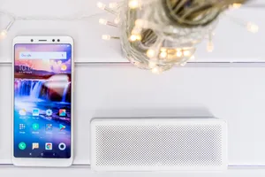 Redmi Note 5 và loa Xiaomi Basic 2