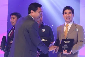 Ông Nguyễn Đức Tài, chủ tịch HĐQT Thề giới di dộng nhận giải thưởng