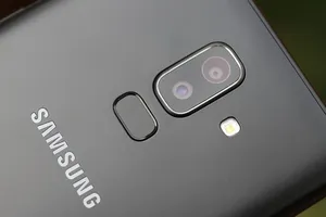 Galaxy J8 với màu Đen Titan