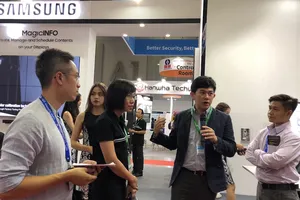 Đại diện Samsung giới thiệugiải pháp tại triển lãm