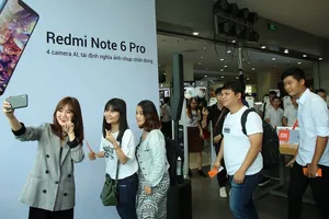 Mi Fan và cô gái tài năng của nhóm FAP TV – Ribi Sachi đã cùng nhau chụp 133 ảnh selfie 