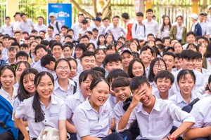 Các bạn học sinh  hào hứng với một buổi Hi school chia sẻ tâm lý tuổi học đường