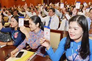 Các đại biểu biểu quyết thông qua chương trình Đại hội MTTQ Việt Nam TPHCM. Ảnh: VIỆT DŨNG