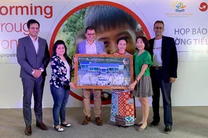 Ông Sheshagiri Malliah, Giám đốc khu vực tiểu lục địa Ấn Độ, Malaysia và Đông Dương, trao tặng trường Tiểu học Alua cho bà Lương Thị Hương, Giám đốc văn phòng Children of Vietnam