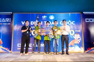 Ba sinh viên năm nhất chiến thắng cuộc thi lập trình lớn nhất Việt Nam