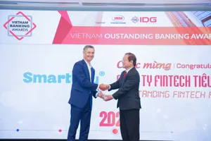 Ông Marek Eugene Forysiak (Nhà sáng lập, Chủ tịch SmartNet, đơn vị sở hữu Ví SmartPay) đón nhận  Giải thưởng “Công ty Fintech tiêu biểu” năm 2020 từ Ban Tổ chức