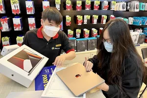 Khách hàng nhận Macbook Pro  2021 tại FPT Shop