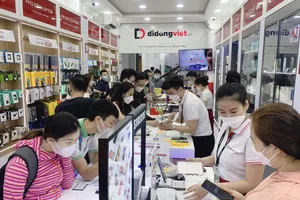 Khung cảnh tấp nập cảnh khách hàng mua sắm dịp tết tại Di Động Việt