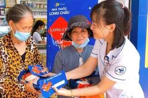 Tặng người nghèo thuốc đặc trị Covid-19  ​là một trong nhiều hoạt động Long Châu sẻ chia