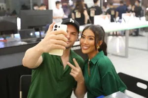 Khách hàng nhận Reno8 Series  và dùng ngay tức thì tại FPT Shop