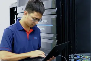 Kỹ sư của NT&T triển khai tại phòng máy chủ khách hàng
