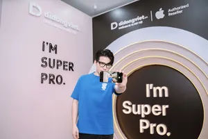 Quốc Thiên check-in với iPhone mới, nam ca sĩ ưng ý với màu titan đen năm nay