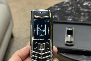 Chiếc điện thoại Vertu Signature đang được rao bán giá 5 triệu đồng