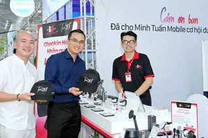 Khách hàng đến với Minh Tuấn Mobile tại Thu Duc Innovation Fest 2024