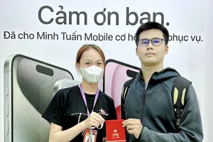 Khách hàng trúng thưởng khi mua sắm tại Minh Tuấn Mobile