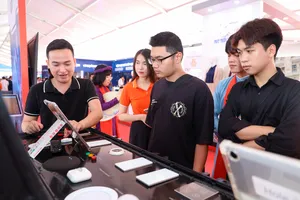 Nhân viên FPT giới thiệu công nghệ ứng dụng AI tại sự kiện