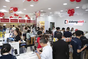 Khách hàng mua sắm tại Di Động Việt