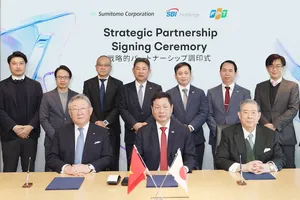 Ông Trương Gia Bình - Chủ tịch HĐQT kiêm Nhà sáng lập Tập đoàn FPT cùng ông Yoshitaka Kitao – Giám đốc Đại diện, Chủ tịch kiêm Tổng Giám đốc Tập đoàn SBI Holdings và ông Toshikazu Nambu – Giám đốc, Phó Chủ tịch Tập đoàn Sumitomo, trong lễ ký kết thỏa thuận hợp tác chiến lược