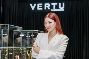 Siêu mẫu Lan Khuê với sản phẩm Vertu.
