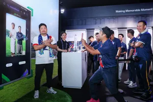 Người hâm mộ chụp ảnh selfie cùng “phiên bản thực tế ảo” của Lamine Yamal, được tạo bởi OPPO AI