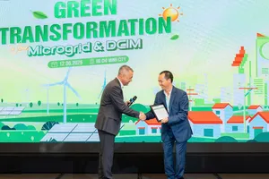 Ông Đồng Mai Lâm, Tổng Giám đốc Schneider Electric Việt Nam và Campuchia trao chứng chỉ EcoXpert DCIM cho lãnh đạo ESEC.